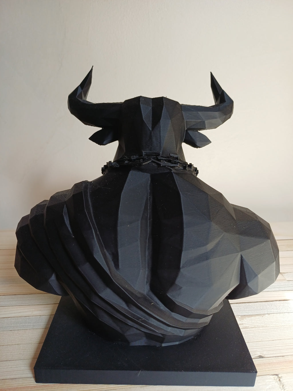 Low Poly Minotaur Bust Sculpture 20cm Geometric Bull Man Statue Black Gothic Decor Greek Mythology Ornament Chain & Maze Detail Shelf Figure