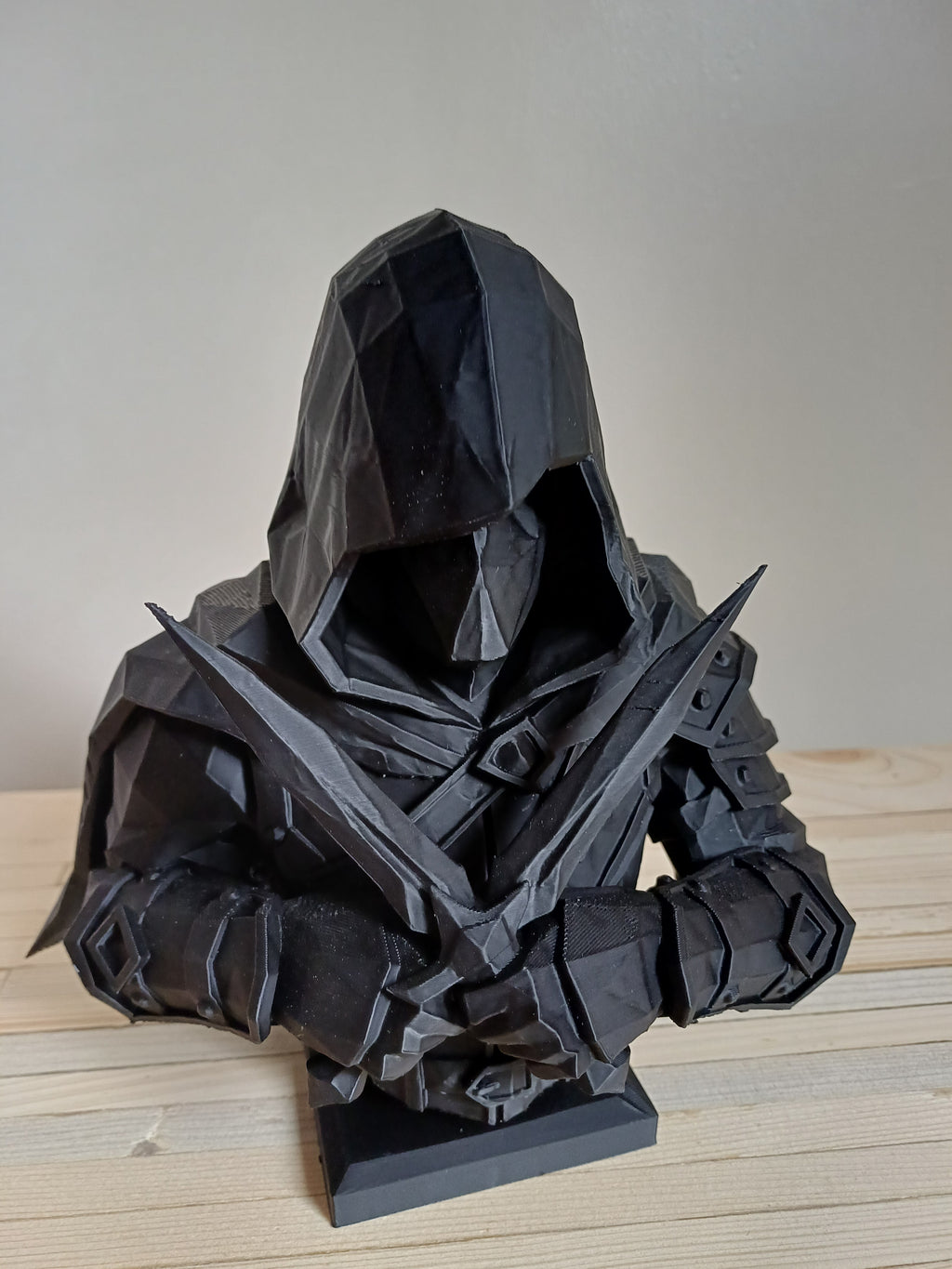 DnD Rogue Assassin Bust Statue — 20cm, Hooded Shadow Dagger Figure, Black — 3D Printed Low Poly