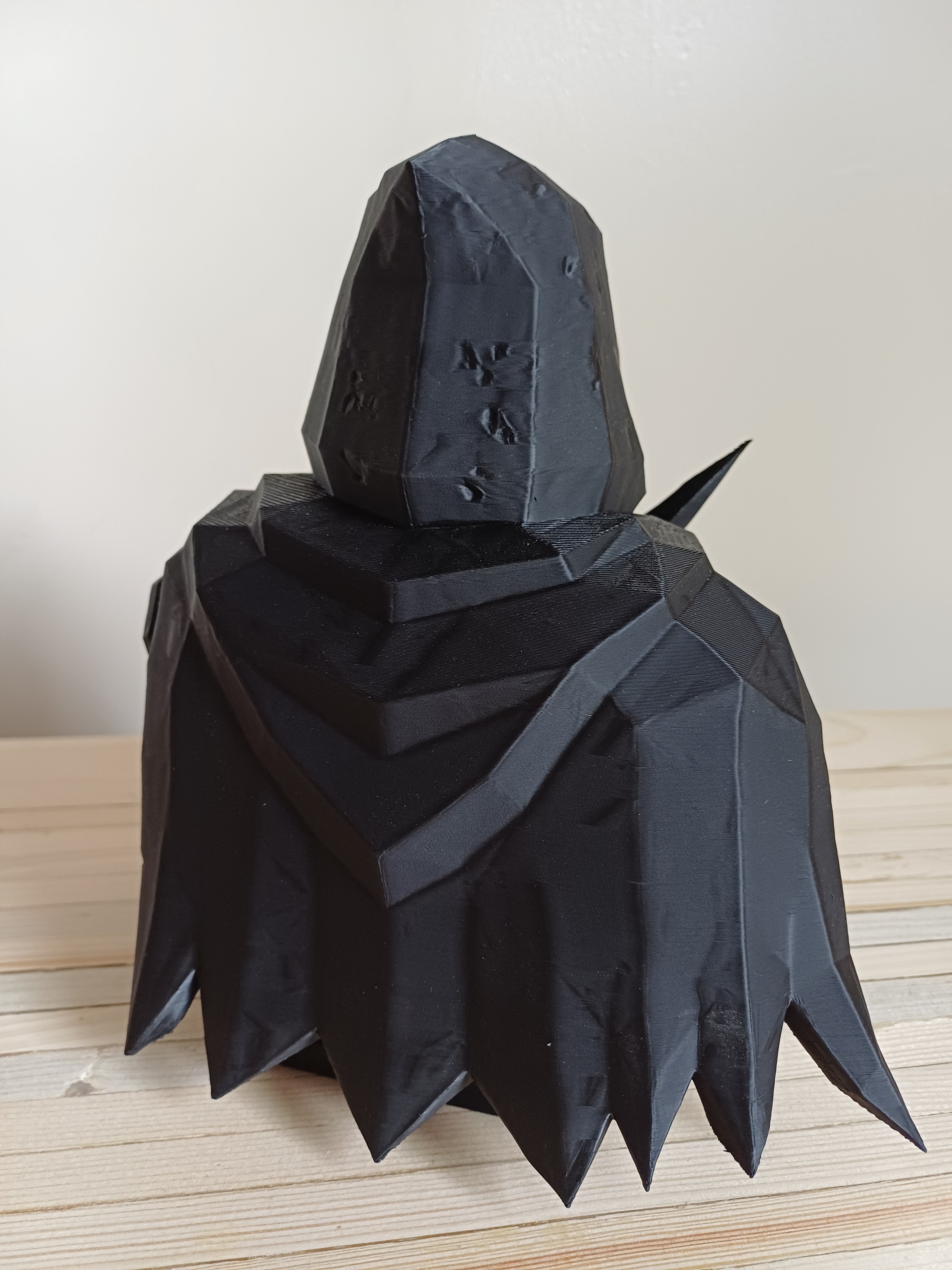 DnD Rogue Assassin Bust Statue — 20cm, Hooded Shadow Dagger Figure, Black — 3D Printed Low Poly