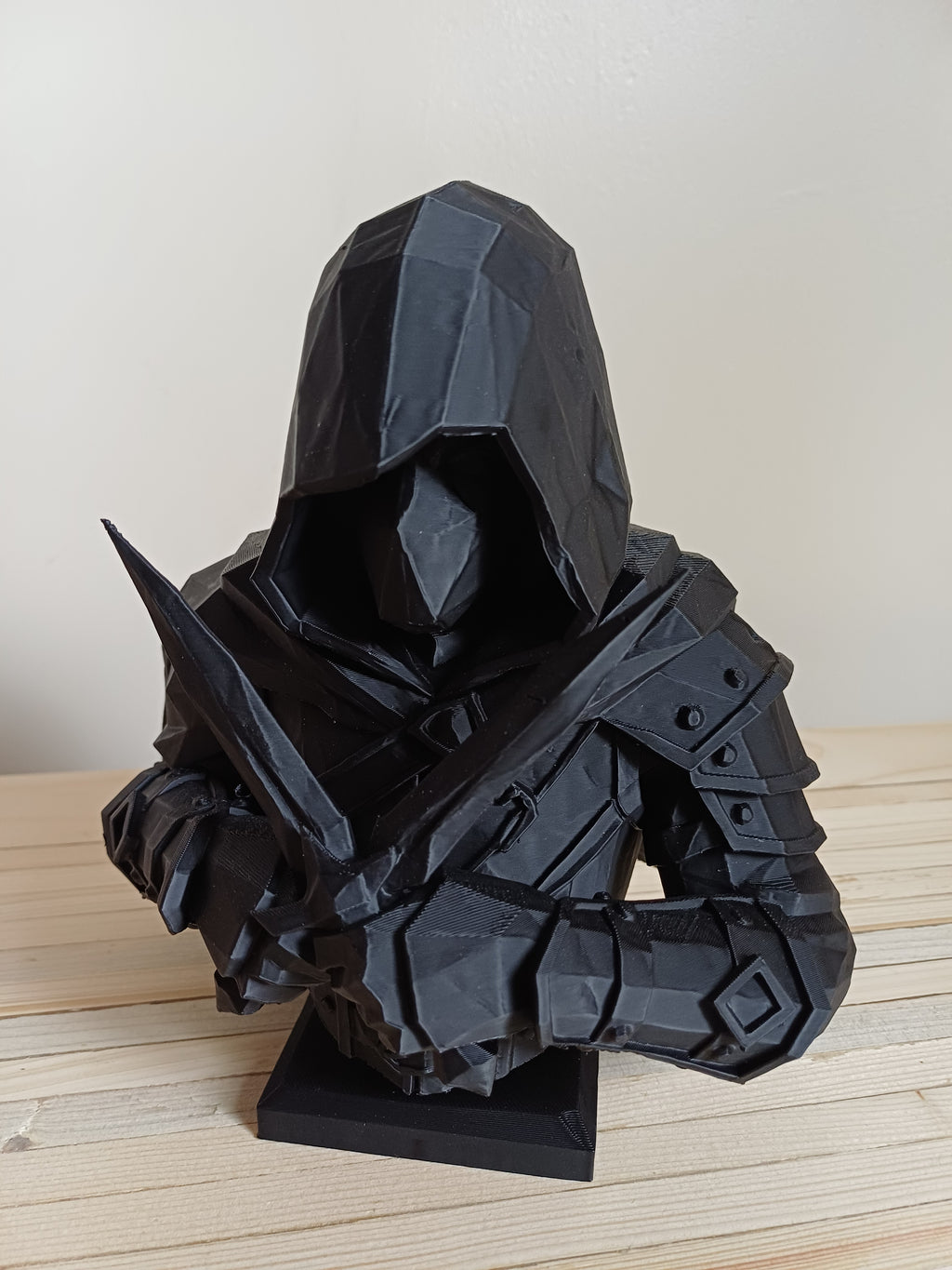 DnD Rogue Assassin Bust Statue — 20cm, Hooded Shadow Dagger Figure, Black — 3D Printed Low Poly